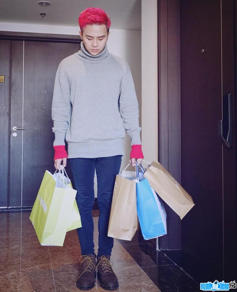  Picture of actor Duy Khanh Zhou Zhou showing off his shopping skills