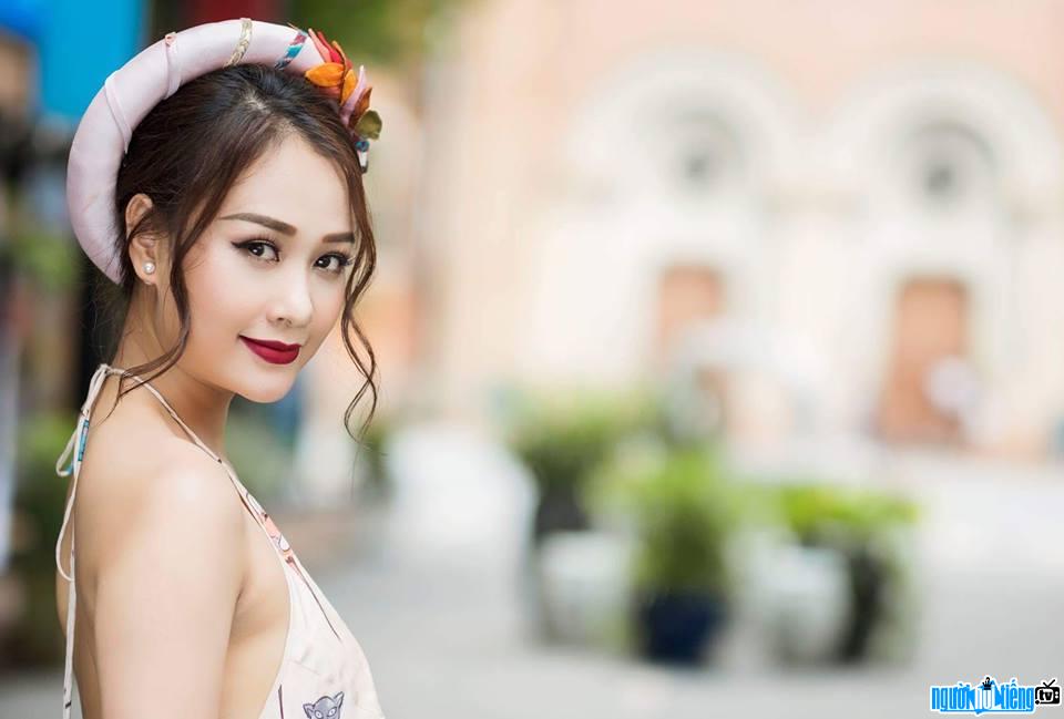 The latest image of female singer Ha Thuy Anh