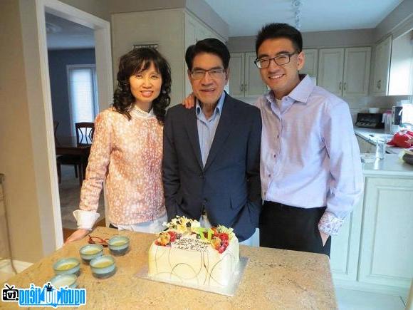 Nhà văn Nguyễn Ngọc Ngạn hạnh phúc bên gia đình
