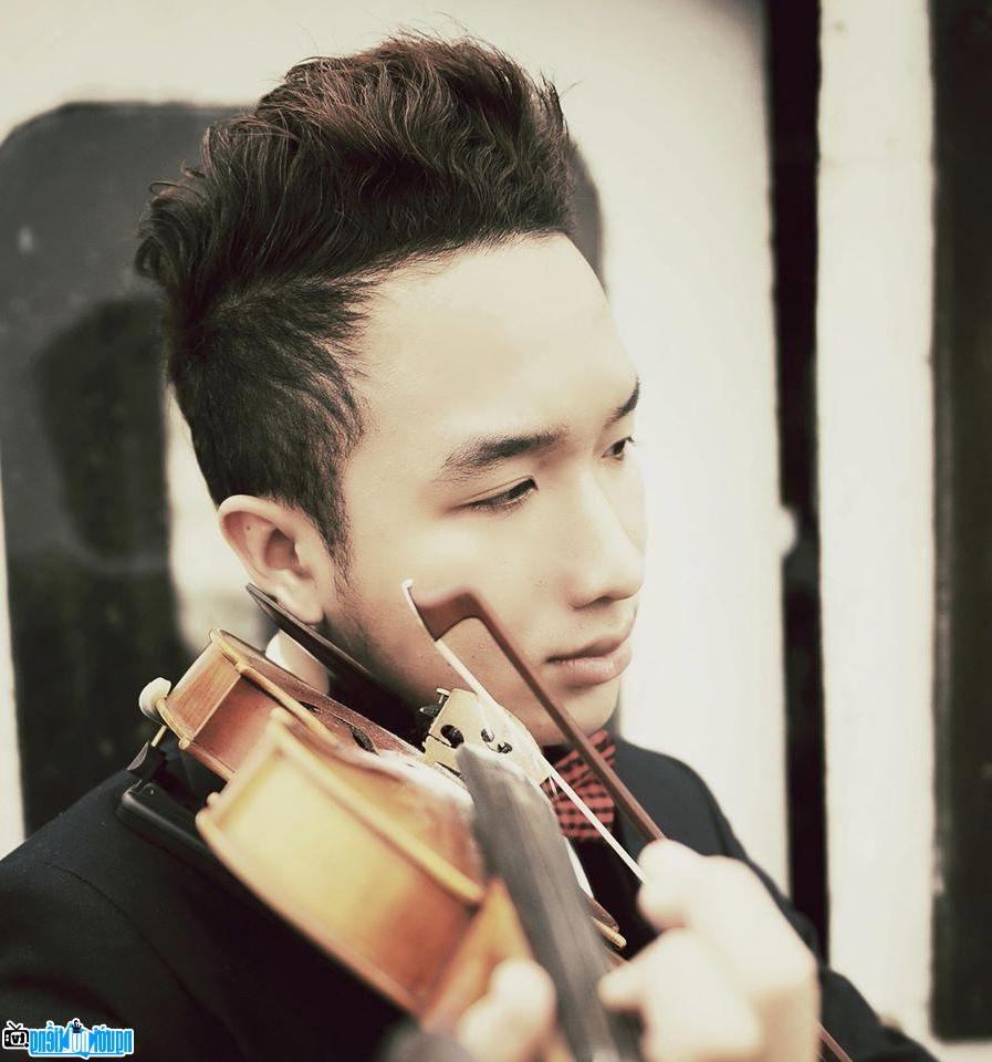 Một hình ảnh chân dung của Nghệ sĩ violon Hoàng Rob
