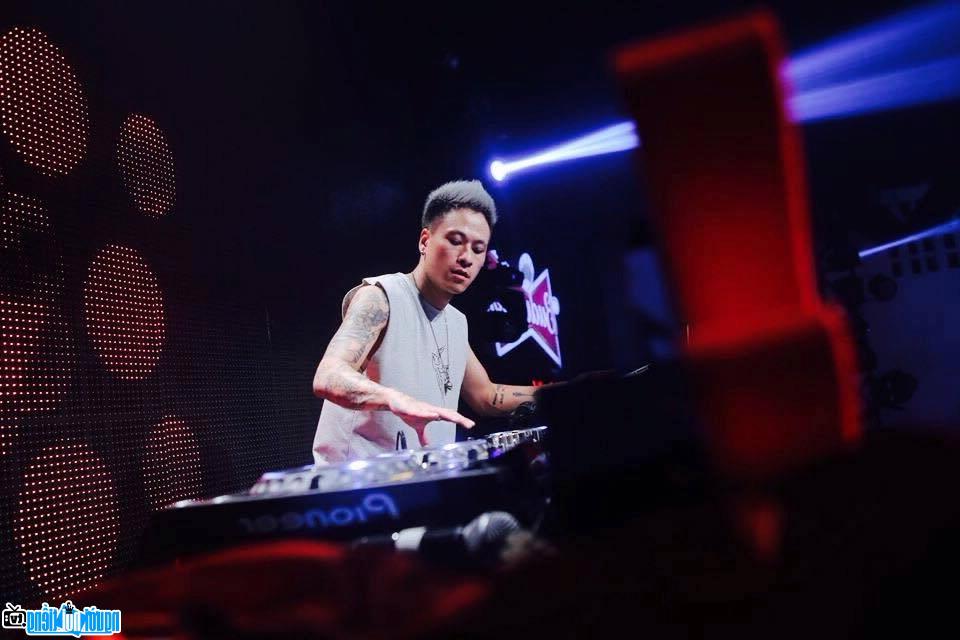 Hình ảnh Dj Minh Trí trong đêm diễn