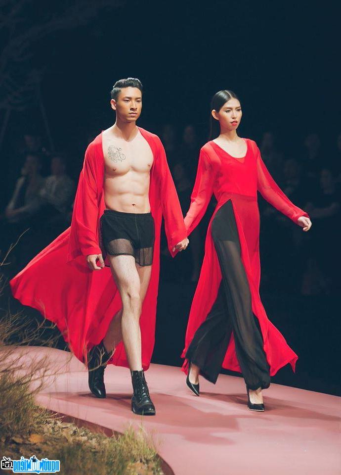  Nguyen Thuy Duong on the catwalk