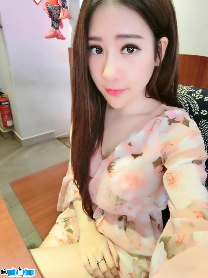 A portrait image of Hot girl Vu Thanh Huyen