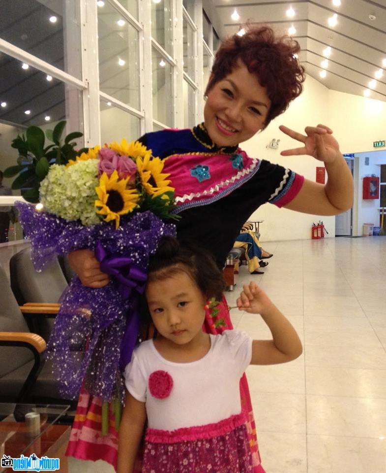 Ca sĩ Thái Thùy Linh cùng con gái
