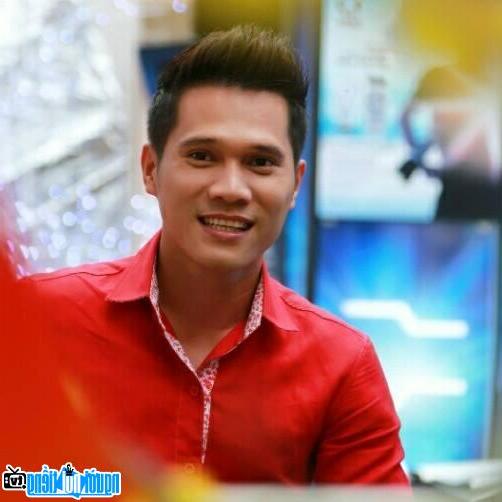 Nu The bright smile of Singer Luong Viet Quang