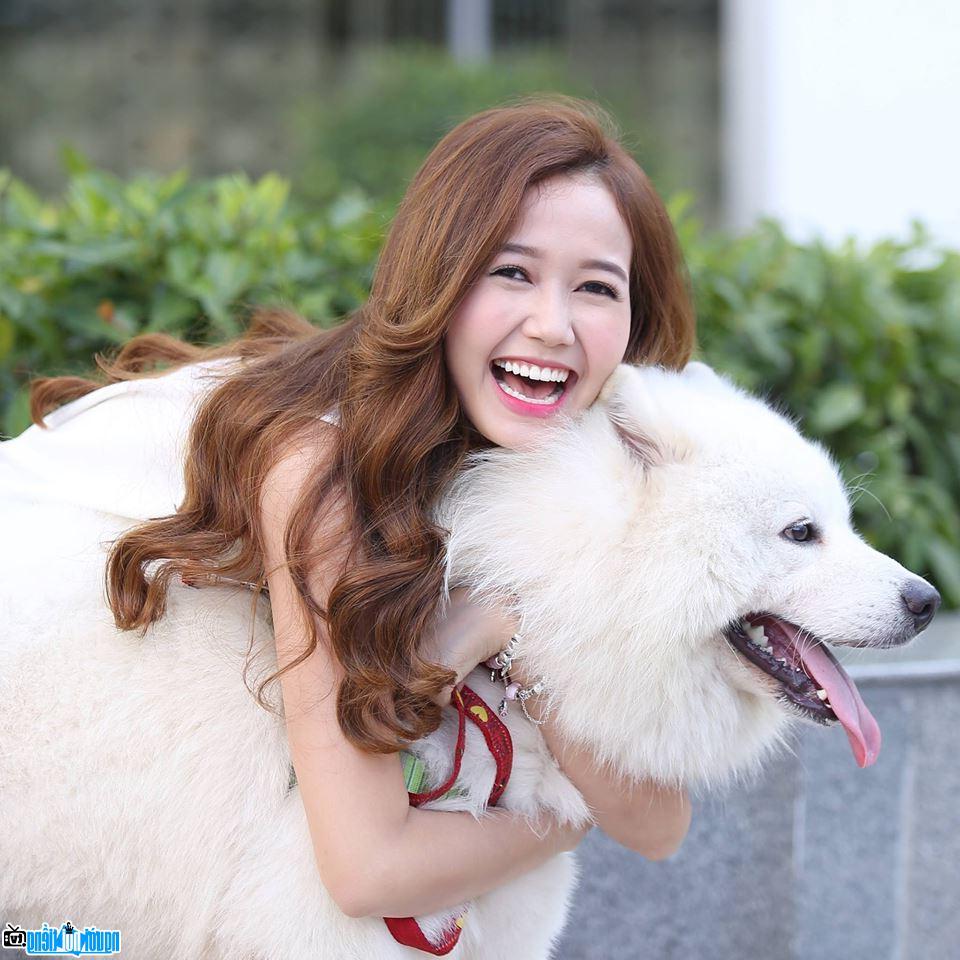 Nhung Gumiho is playful on the side White dog
