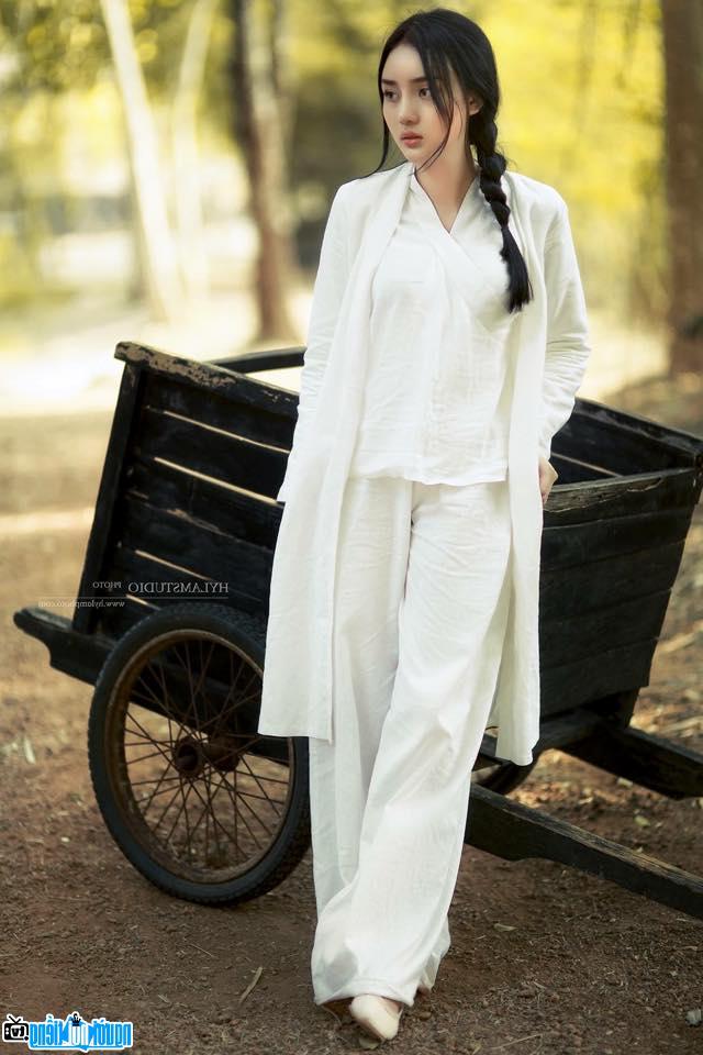 Ảnh chân dung Angela Minh Châu tạo hình xinh đẹp mong manh