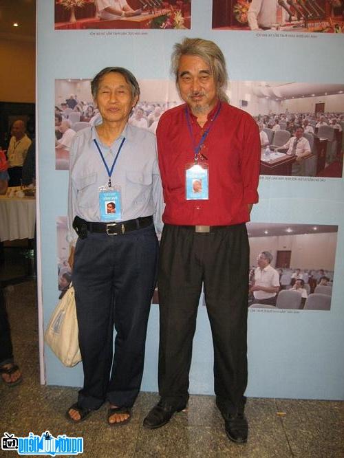 Nhà văn Nguyễn Khắc Phê (phải) và dịch giả Đoàn Tử Huyến