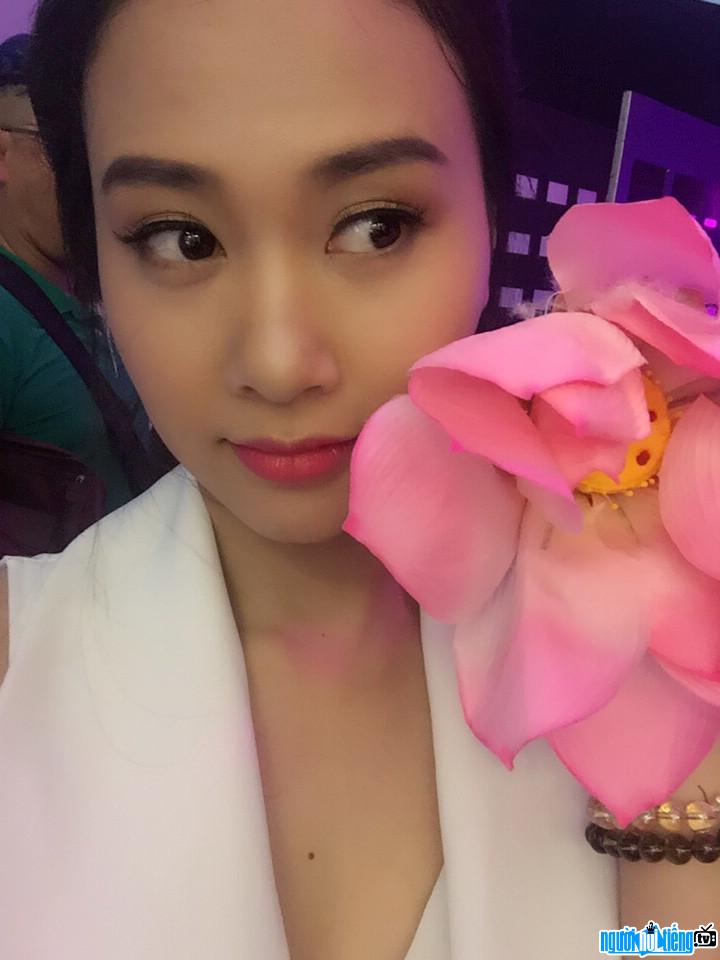 Picture of female singer Ha Thuy Anh with lotus flowers
