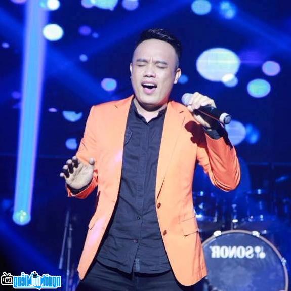  Singer To Minh Thang doing his best on stage