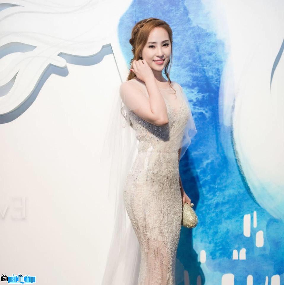  Quynh Nga is attractive in an evening dress