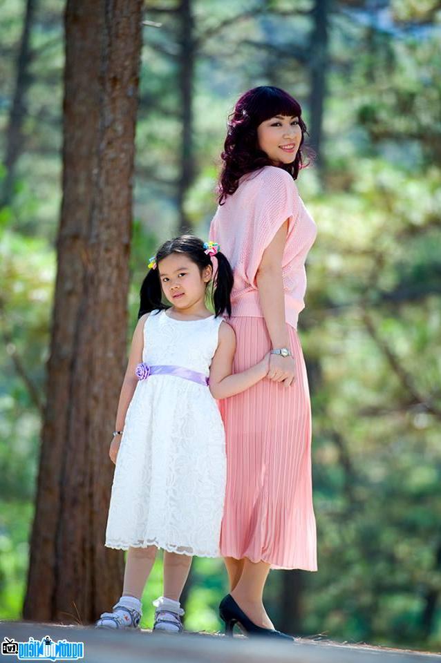  Famous writer Di Li and her daughter
