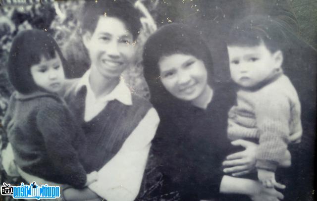 A young photo of musician Thuan Yen with his family
