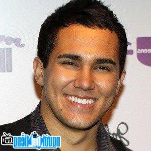 Latest picture of TV Actor Carlos Pena Jr.