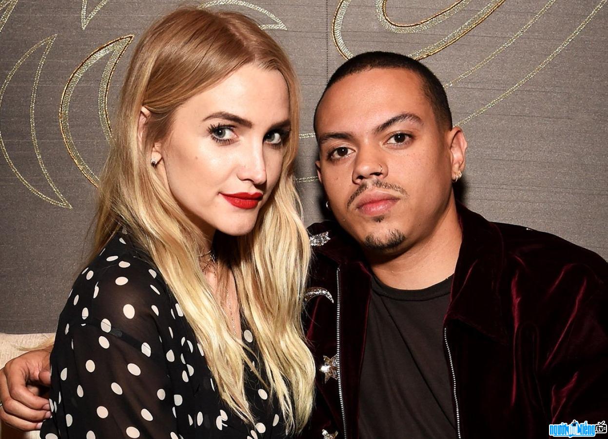 Pop Singer Ashlee Simpson's Latest Picture