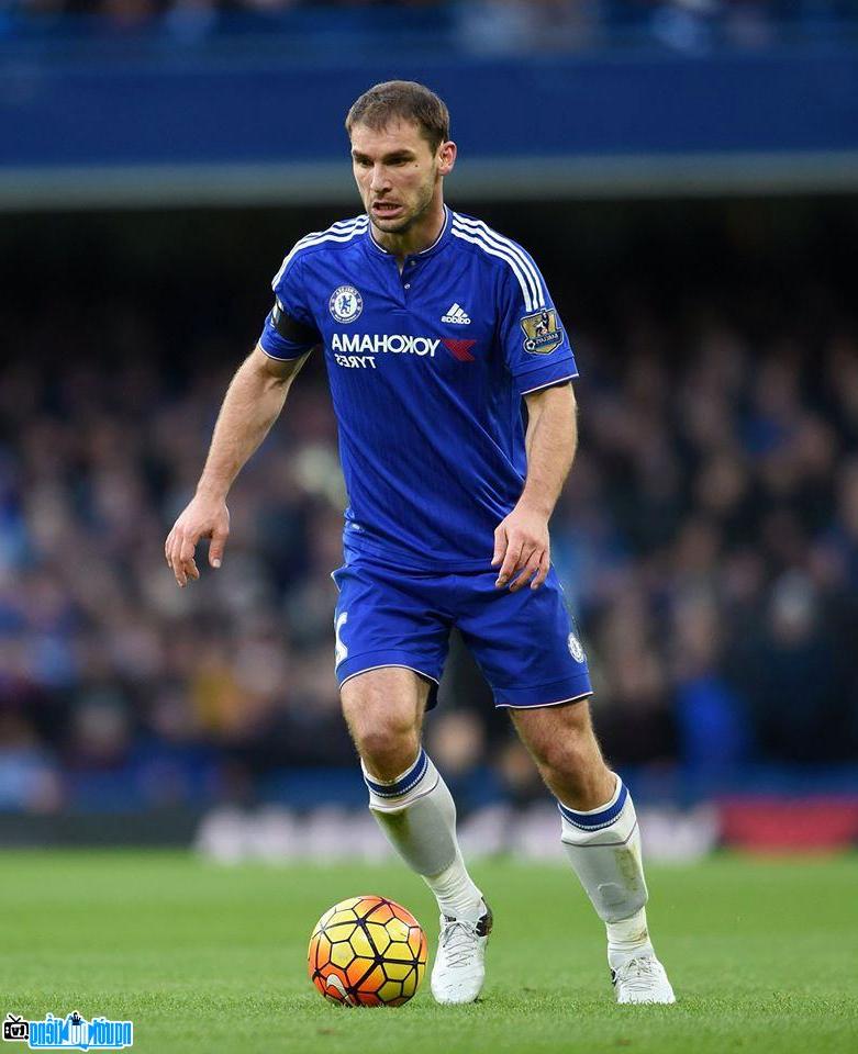 A picture of the player Branislav Ivanovic on the pitch