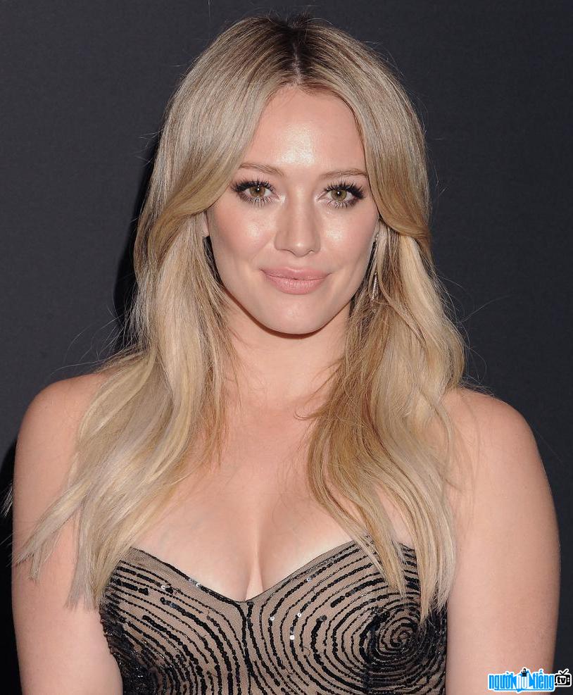 Actor Hilary Duff shows off her sexy bust