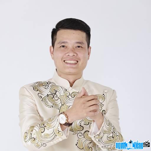Hình ảnh CEO Khương Dừa với nụ cười tươi rói