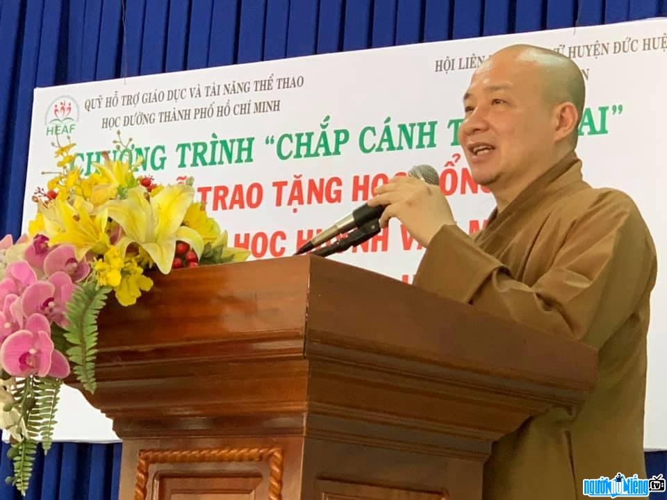Image of Master Thich Tri Hue in a lecture