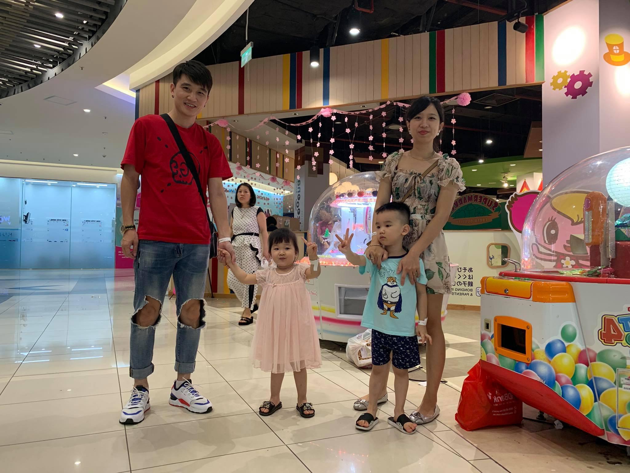 Photo of Quang Barca gamer happy with his family