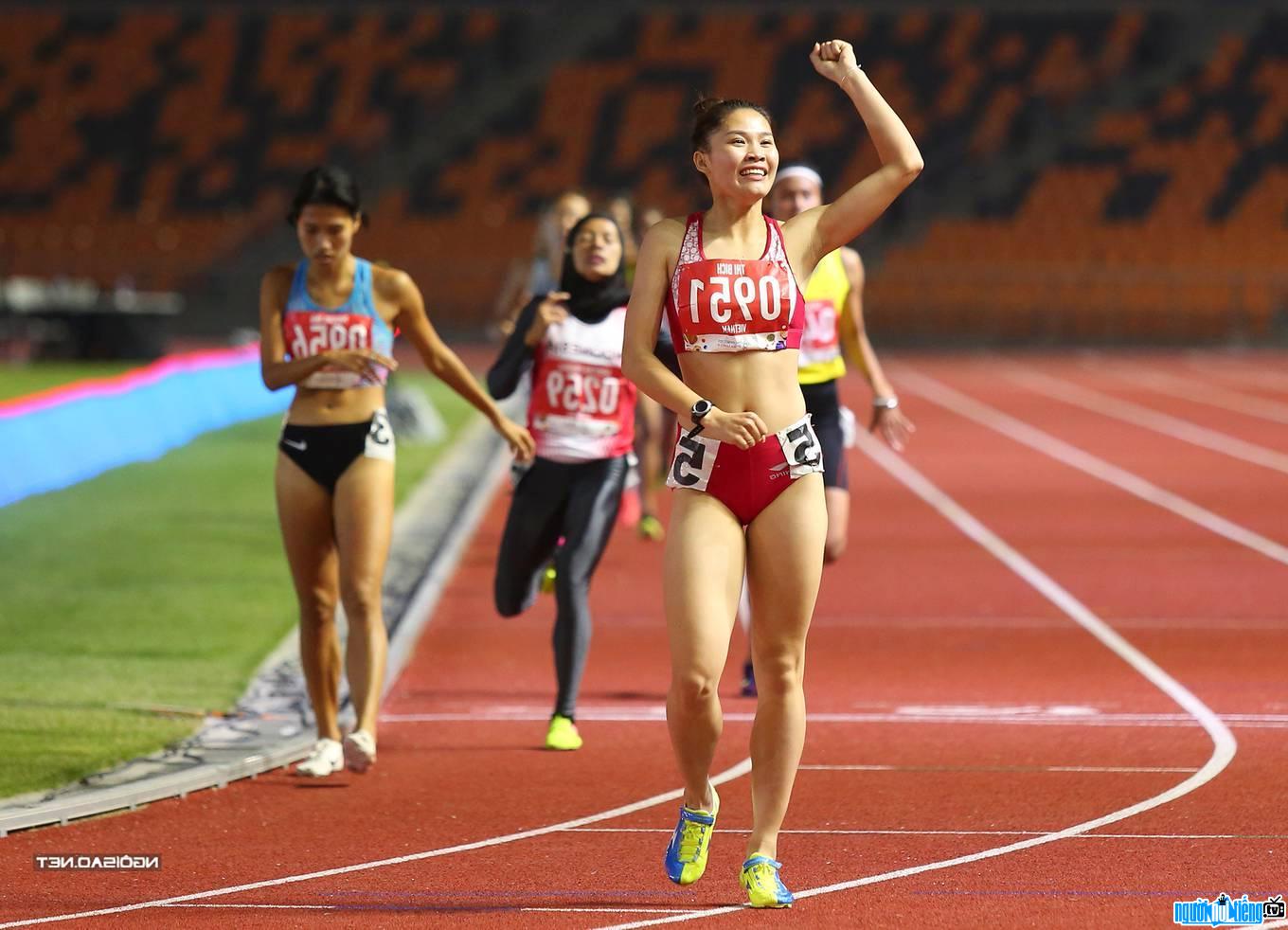 Picture of Athletics athlete Dinh Thi Bich celebrating victory at SEA Games 30
