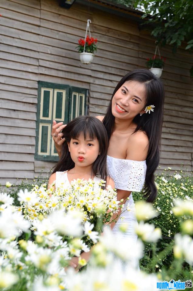 Bức ảnh diễn viên Khuất Quỳnh Hoa và con gái