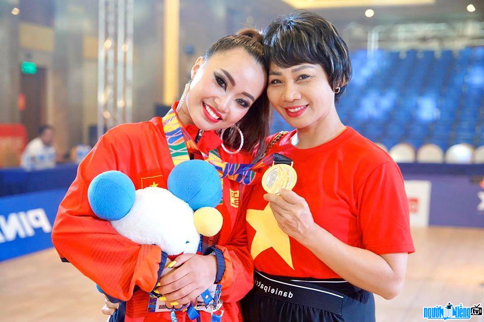  beautiful Nha Khanh receiving gold medal in dancesport Seagame 30