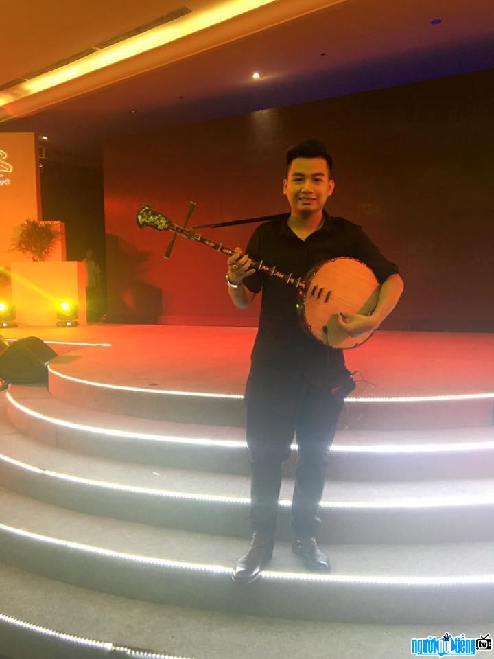  Trung Luong's network phenomenon with a Nguyet guitar