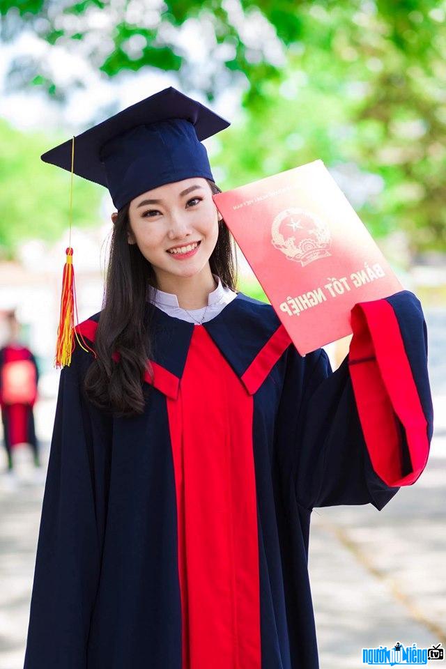  beautiful Anh Thu on graduation day