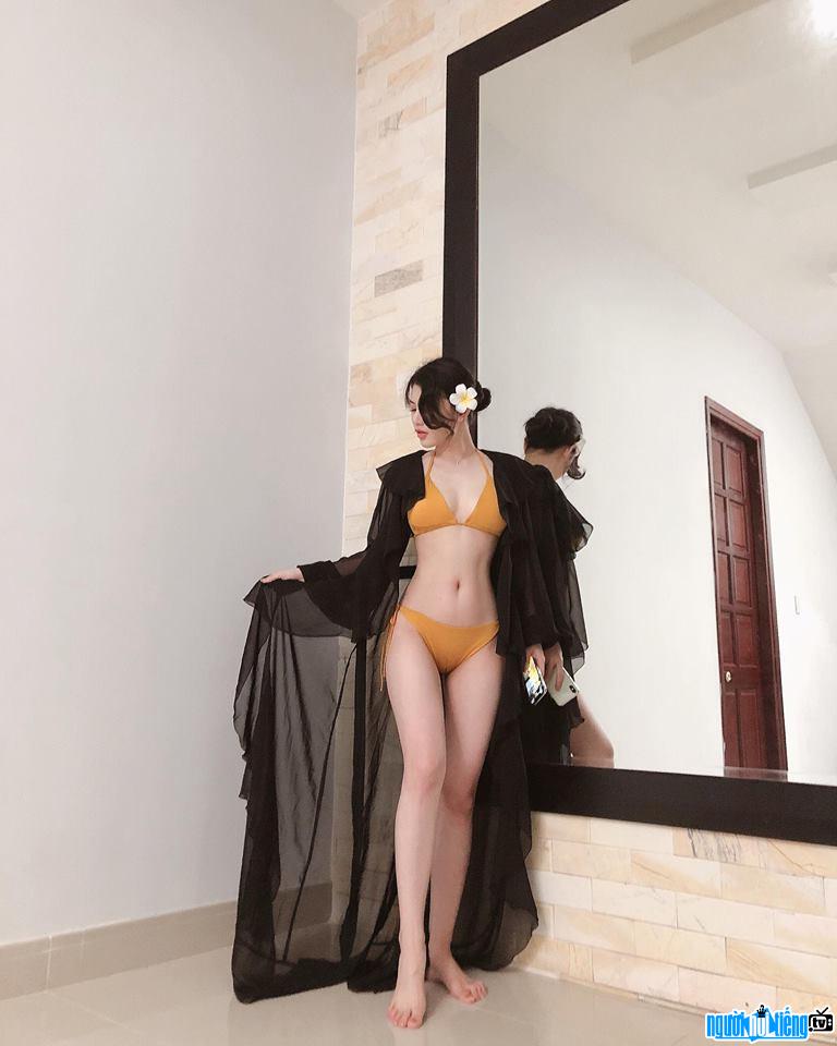  Cat Tan shows off her hot figure with bikini