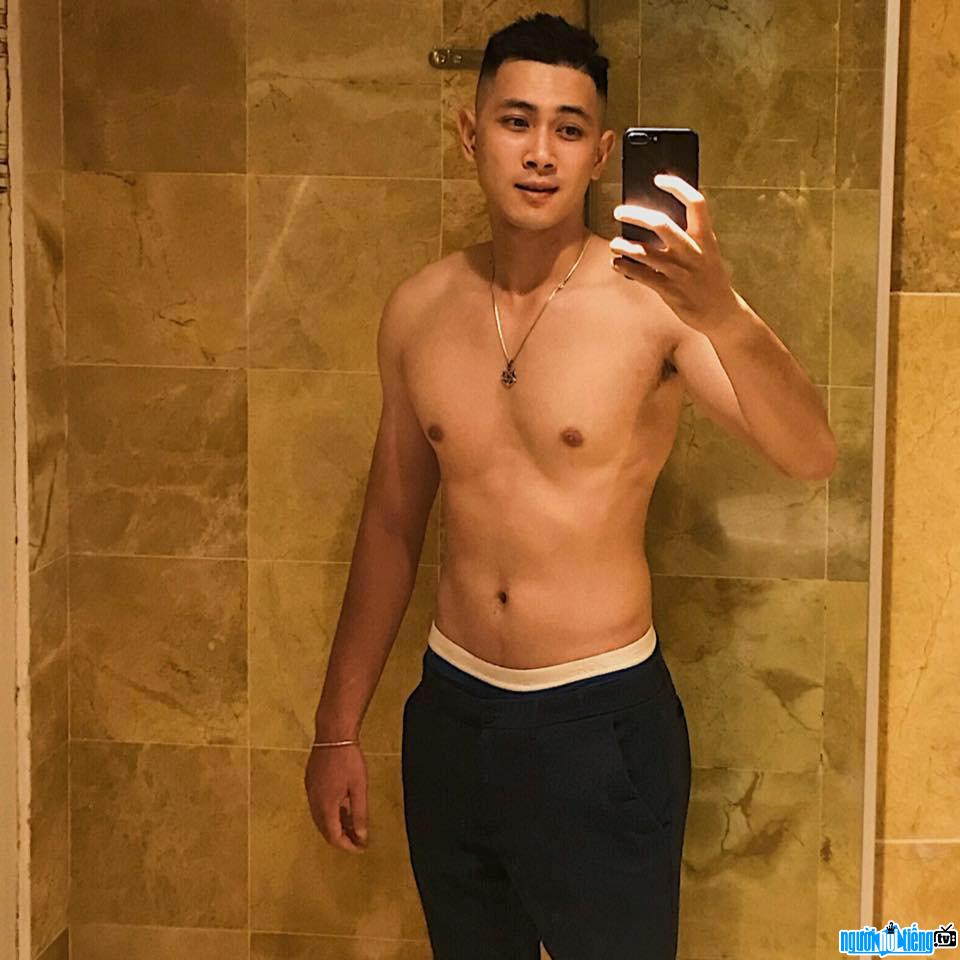  Nhat Duc shows off his strong and strong body