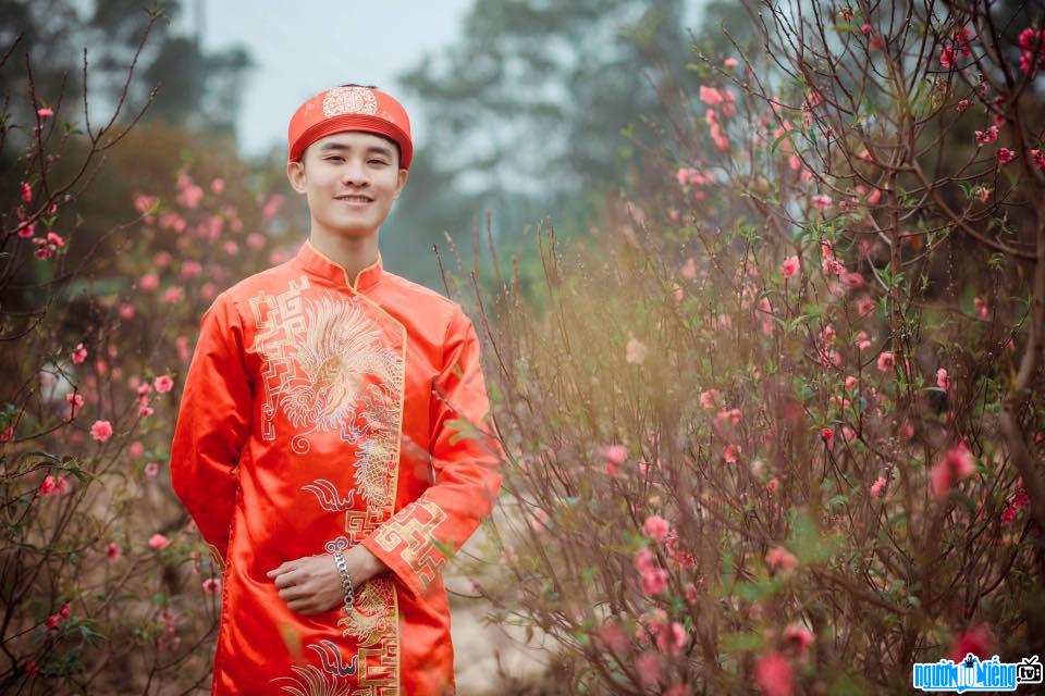  Vuong Bao Lam is handsome in a traditional ao dai