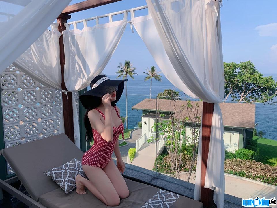  Vi An shows off her hot body with bikini