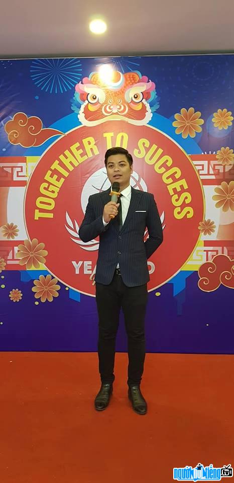  handsome and confident MC Thanh Dat on stage