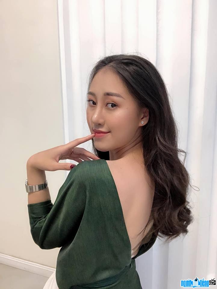  Huong Ly shows off her sexy bare back
