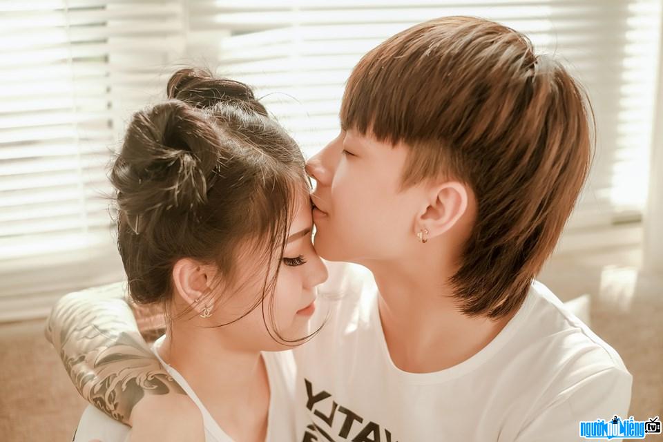  Pham Tuan took a love photo with his girlfriend Trinh Rabbit