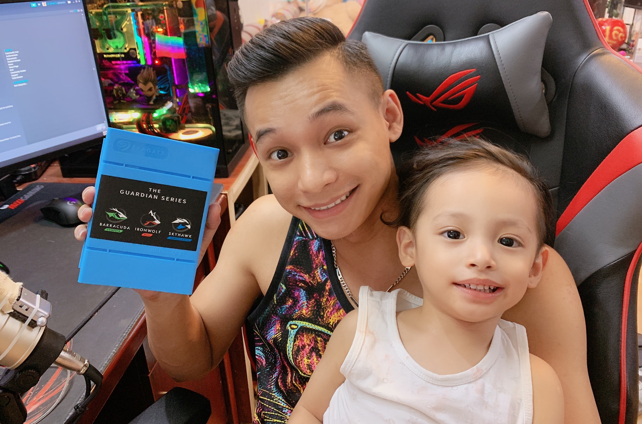 Bức ảnh Streamer Độ Mixi và con trai