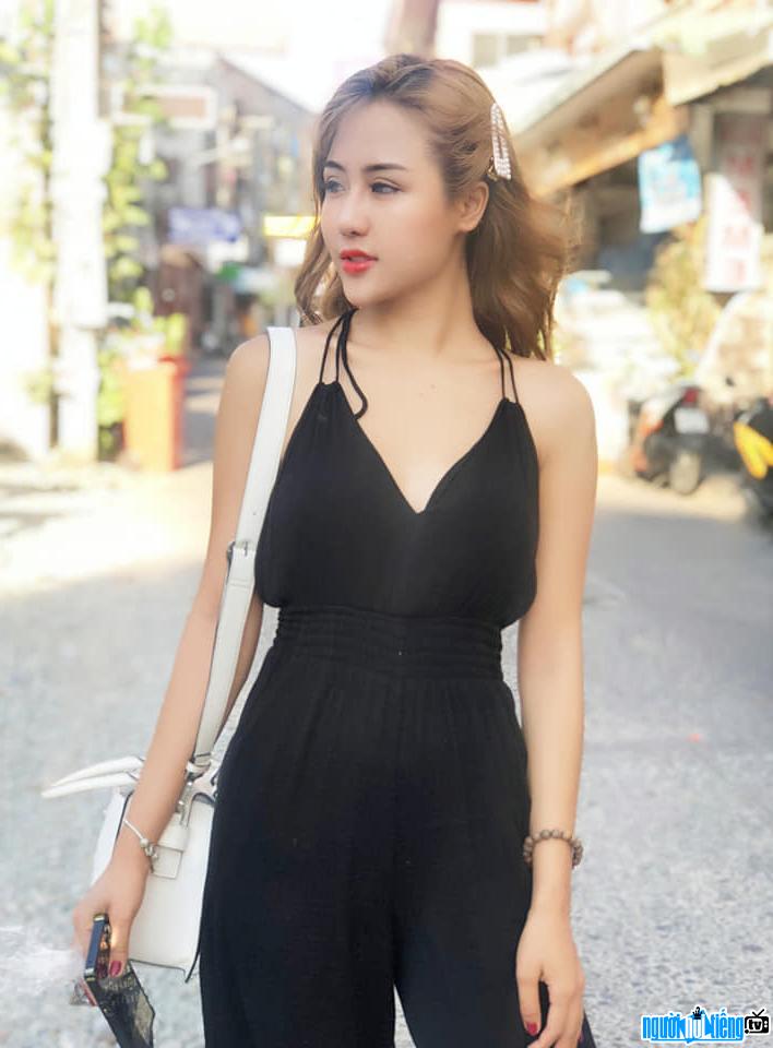  Young image of singer Huynh Ai Vy on the street