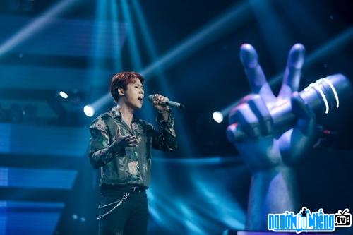  Image of singer Hoang Duc Thinh on stage Vietnamese Voice 2019