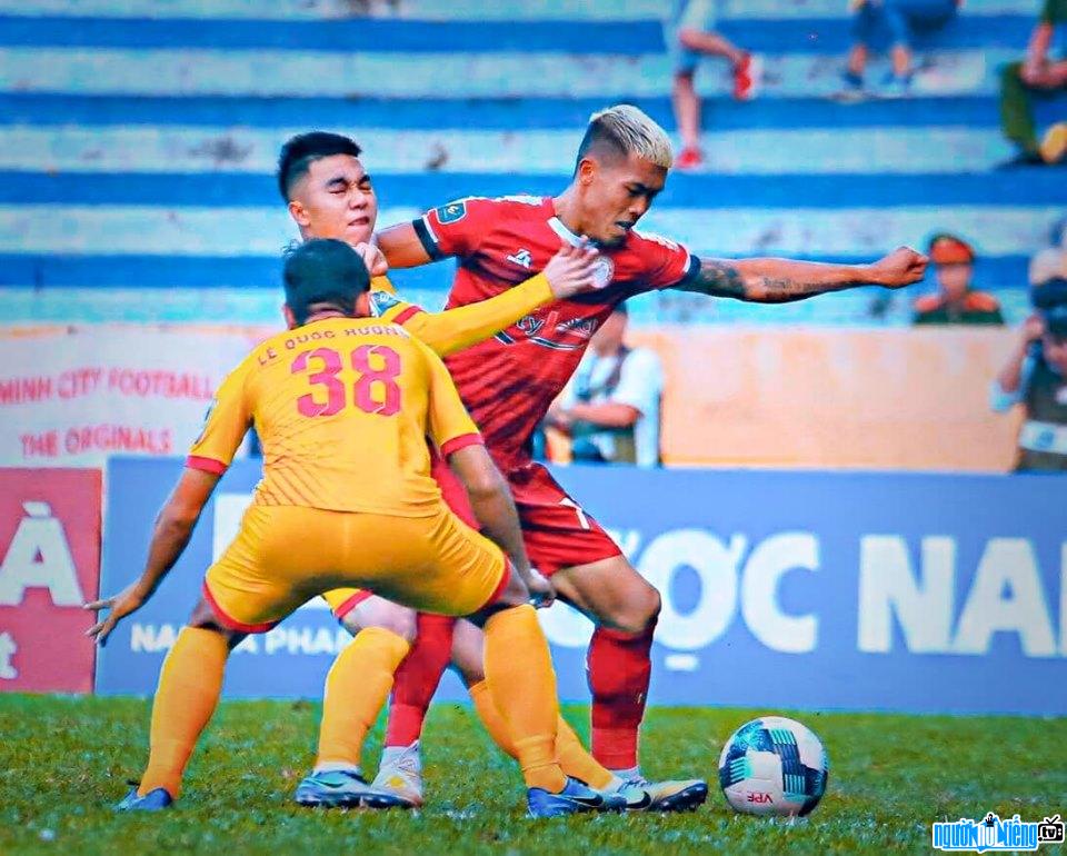  Cong Thanh plays hard in the match