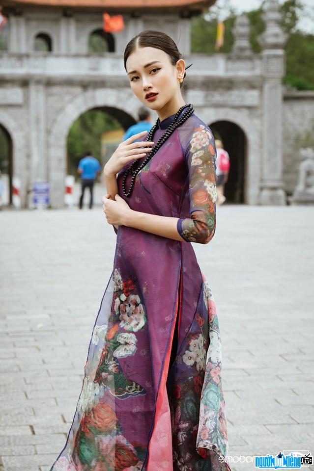  Beautiful and graceful Thanh Nga in a traditional long dress