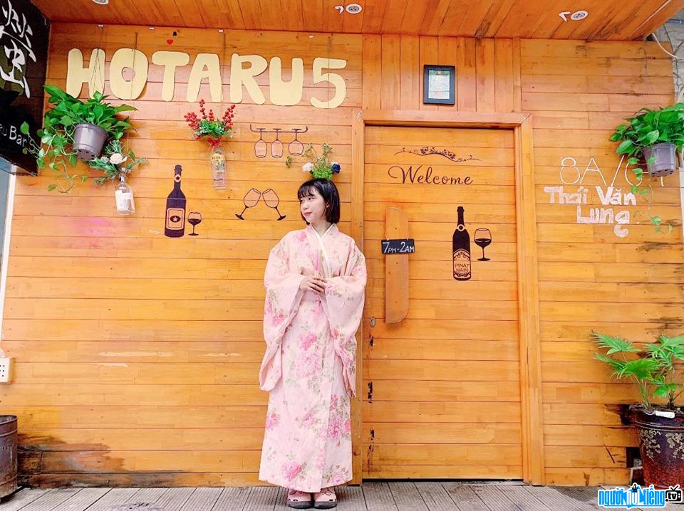 Trang Phạm hài hước trong trang phục kimono