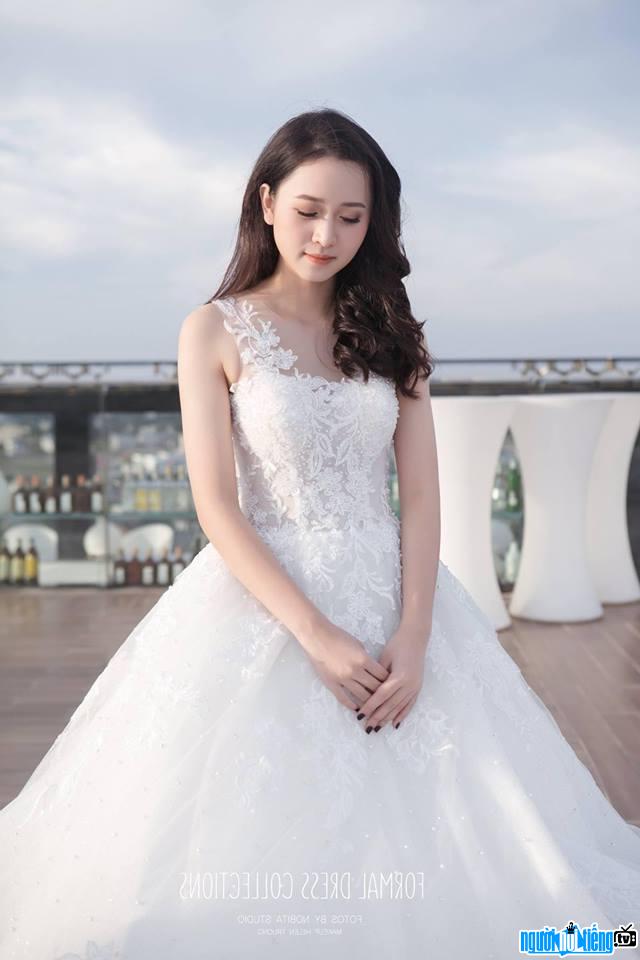 Beautiful picture of streamer Box Radish in a wedding dress