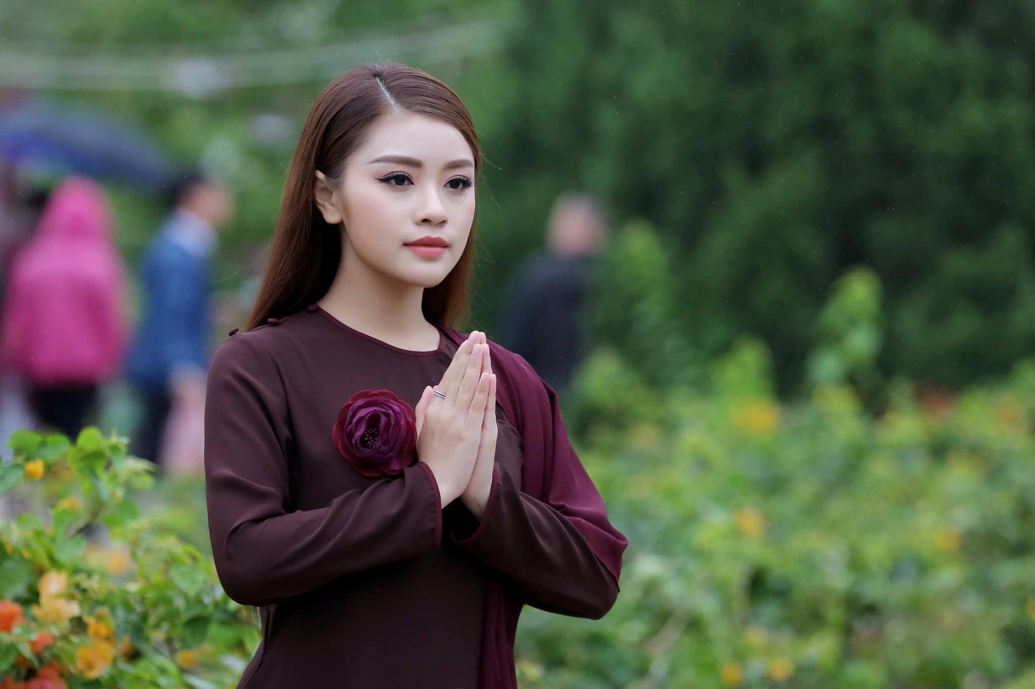  Picture of singer Nguyen Thu Hang when going to pagoda