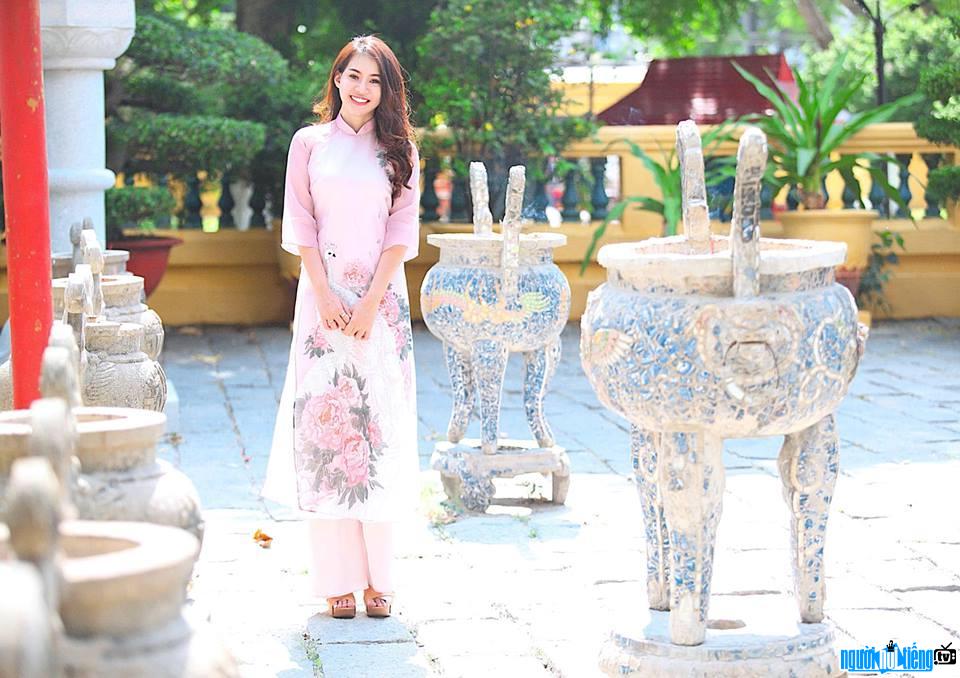  beautiful and gentle Thanh Truc with traditional ao dai
