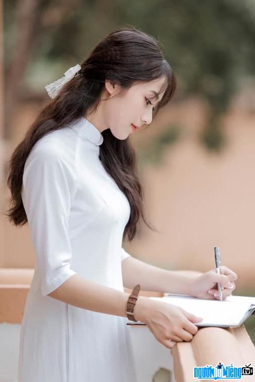 Thùy Chinh xinh đẹp dịu dàng trong tà áo dài trắng