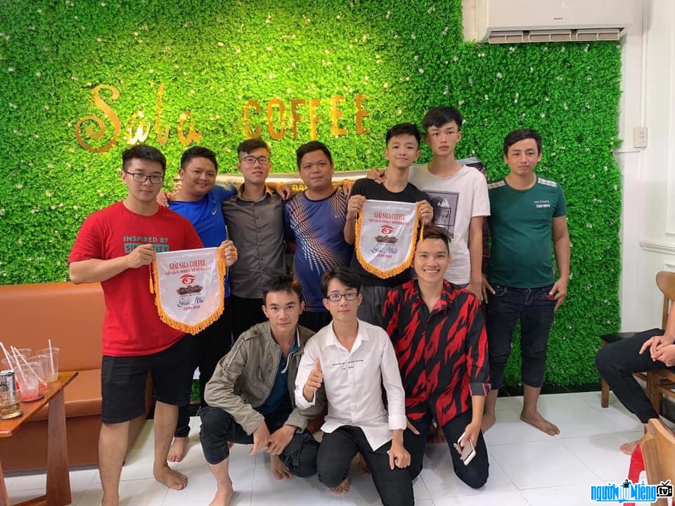  Streamer Le Thanh Thien received the award with teammates