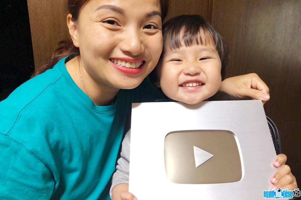 Quỳnh Trần tươi cười cùng bé Sa