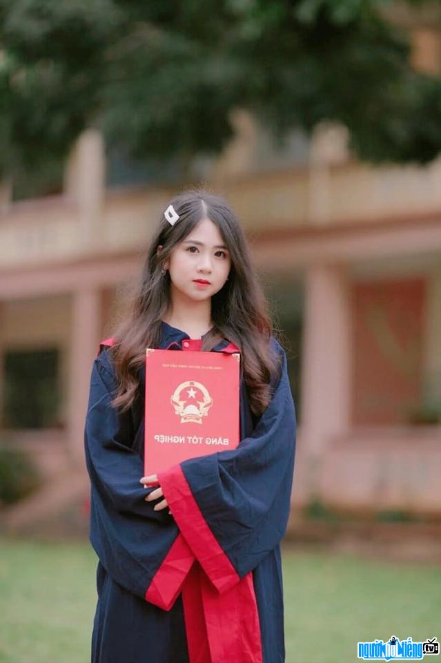 Nguyễn Hồng xinh đẹp trong ngày tốt nghiệp