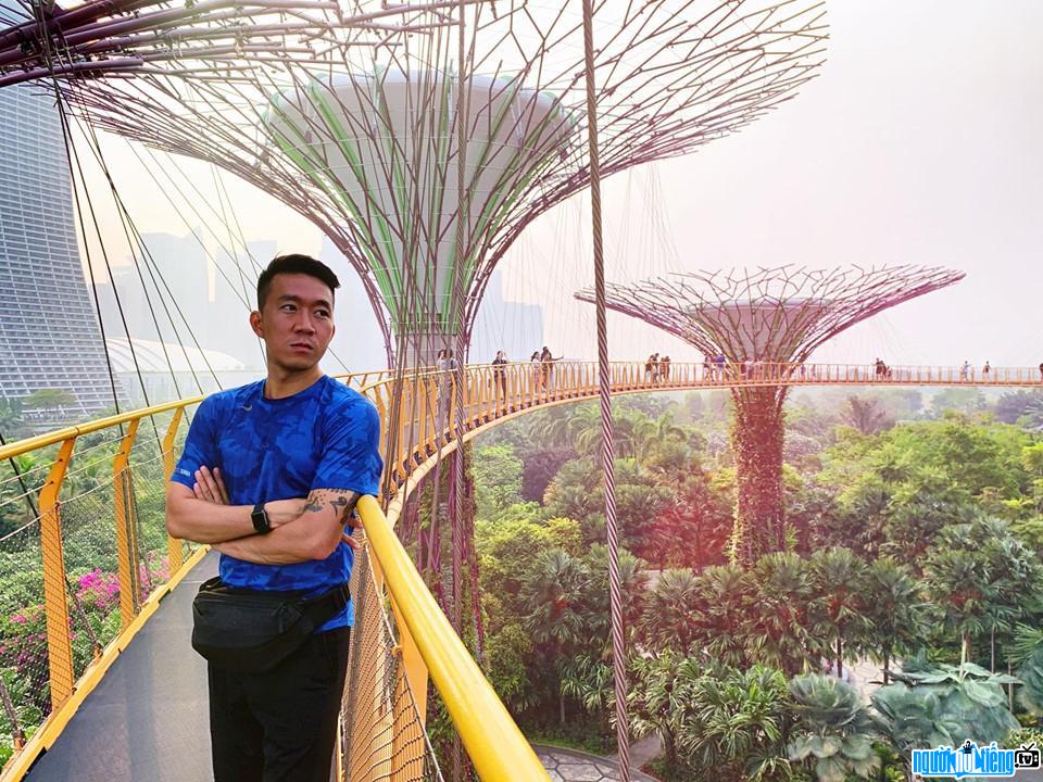  Hoang Nam standing on a beautiful bridge